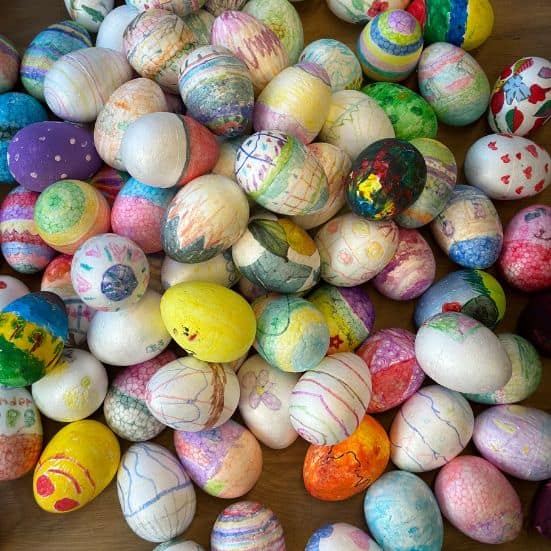 Lasten luovuus kukkii pääsiäismunien maalaustempauksessa