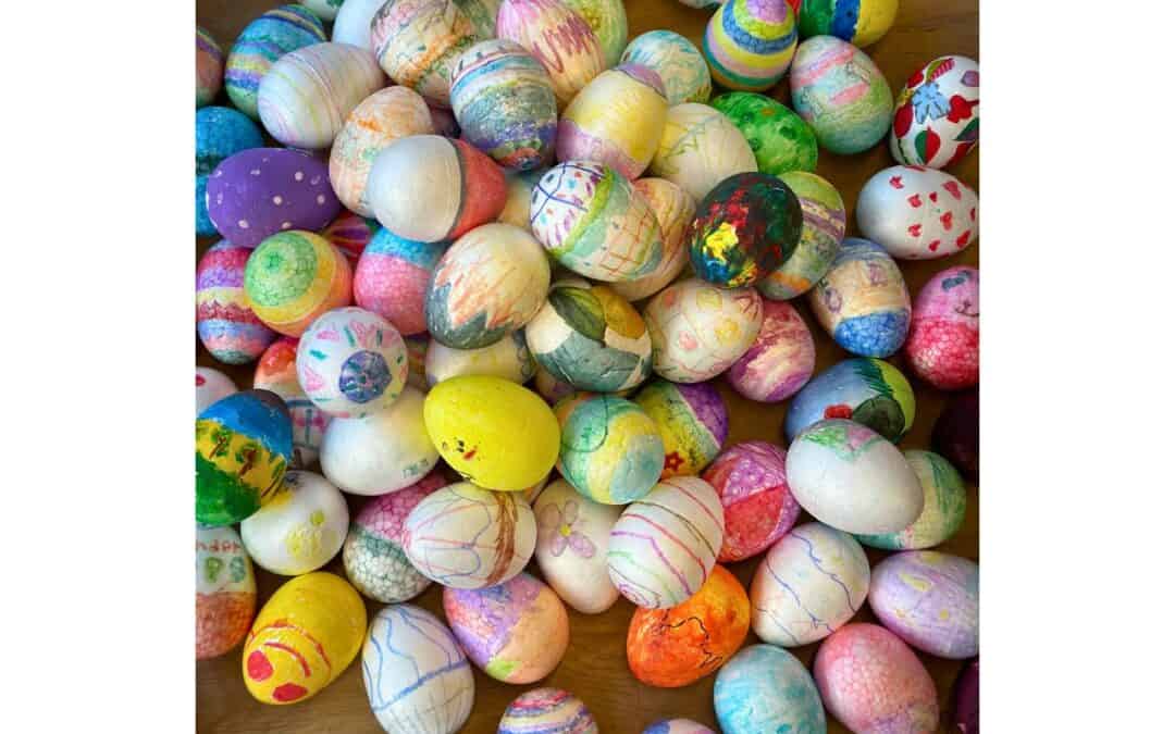 Lasten luovuus kukkii pääsiäismunien maalaustempauksessa!